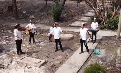 שירו של קרליבך מבוצע על חורבות 'המושב'