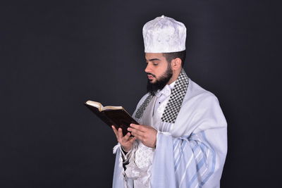 יוסי שוורץ מגיש: "ונתנה תוקף"