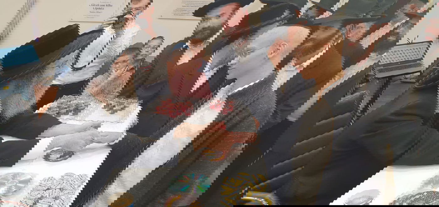 רבי מיילך בידרמן הגיע לבית החולים וחיזק את הילדים