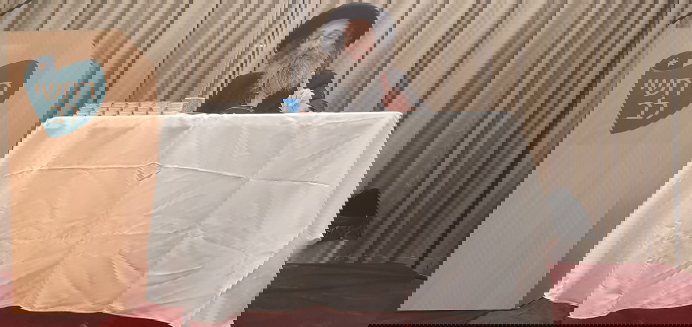 רבי מיילך בידרמן הגיע לבית החולים וחיזק את הילדים