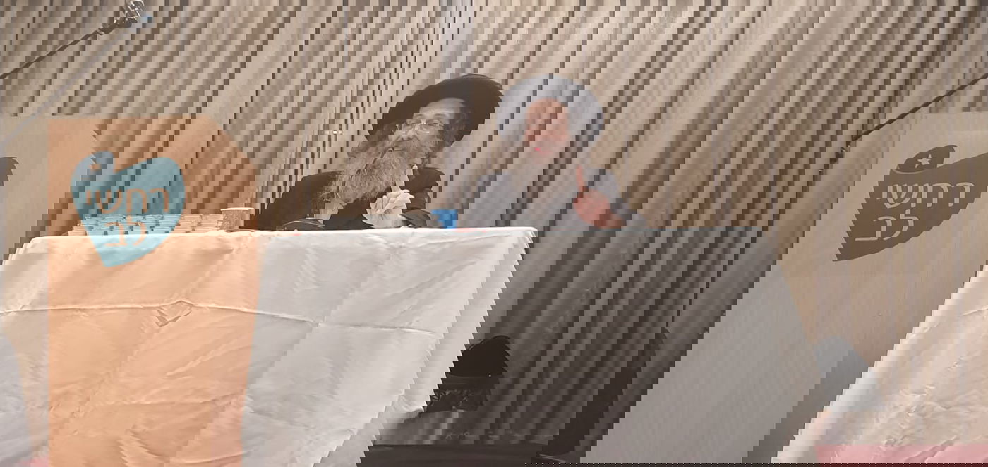 רבי מיילך בידרמן הגיע לבית החולים וחיזק את הילדים