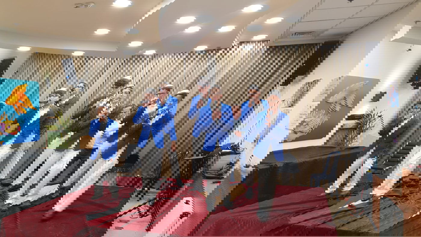 רבי מיילך בידרמן הגיע לבית החולים וחיזק את הילדים