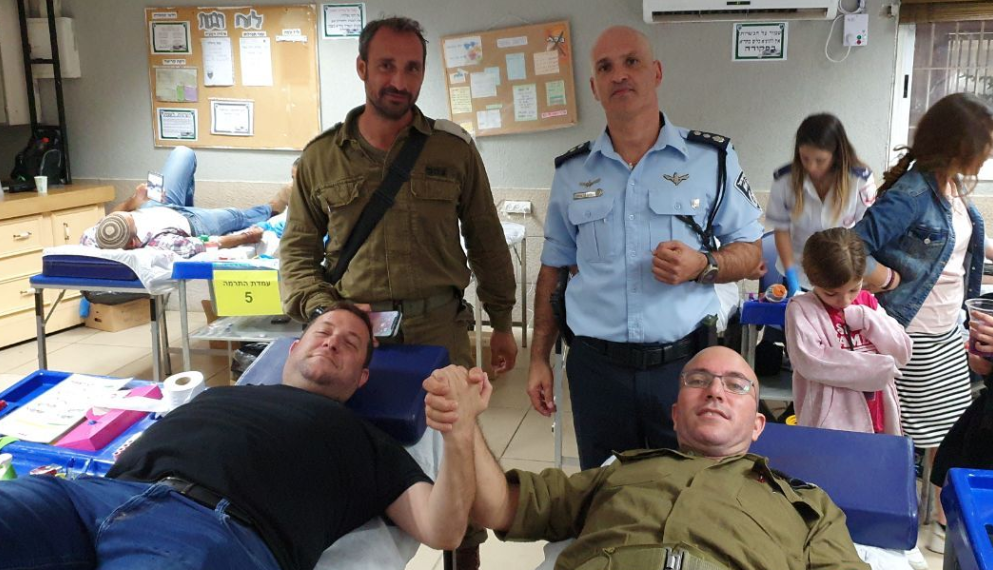מח"ט שומרון וראש המועצה תורמים יחד דם