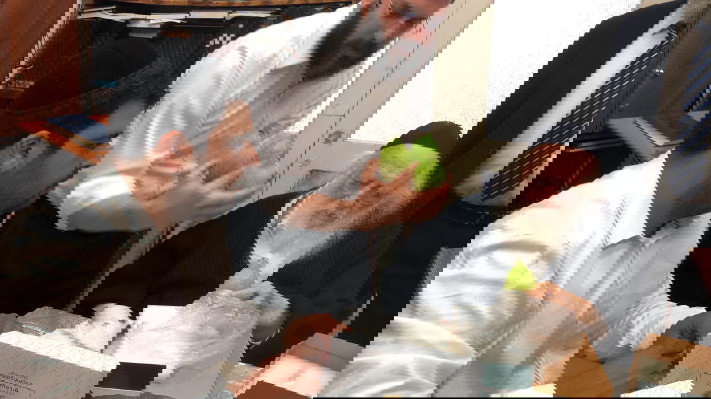 מרוקאי ברשב"ם: מרן שר התורה בוחר אתרוג