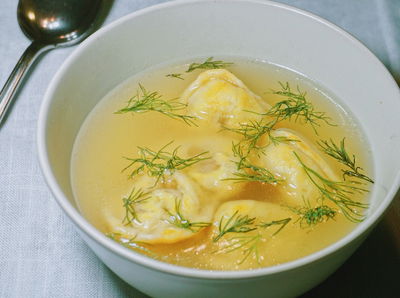 קרעפלאך במילוי כבד עוף עם מרק צח