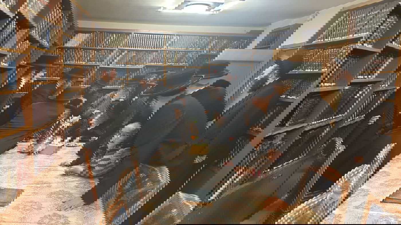 האדמו"ר מתוא"י בביקור אצל גאב"ד העדה