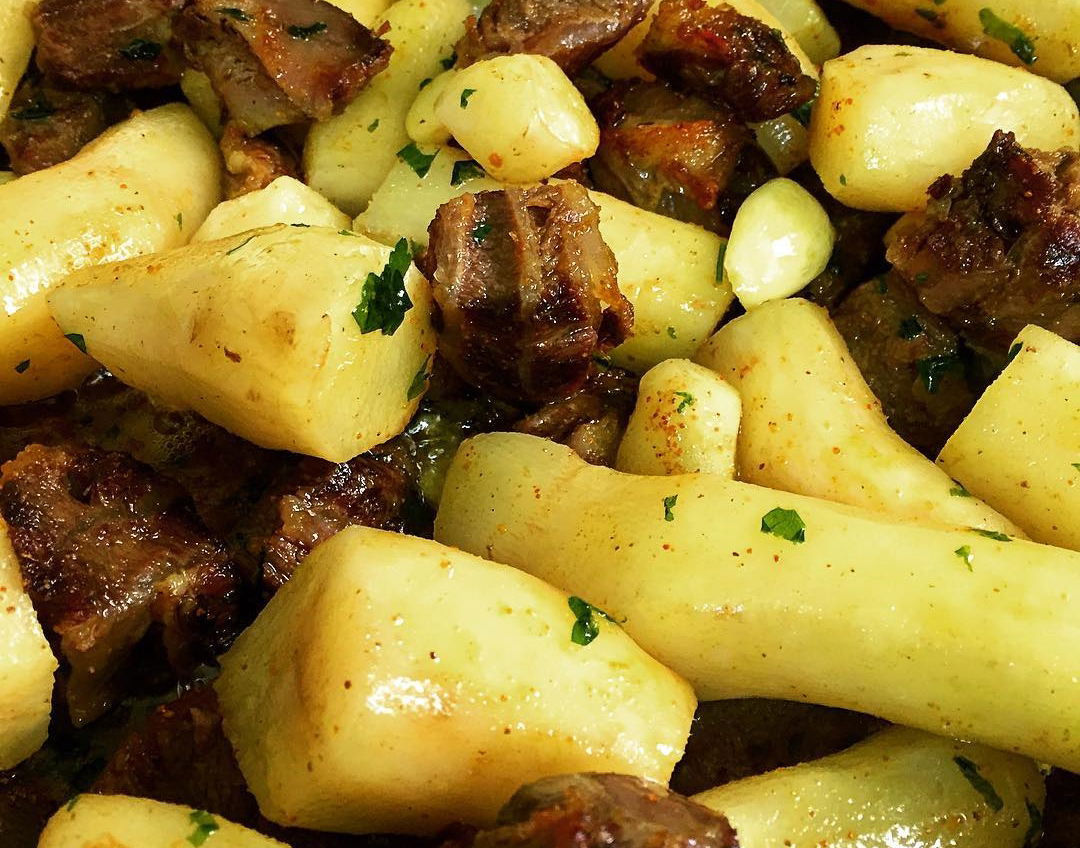 תבשיל קוביות בשר וארטישוק ירושלמי