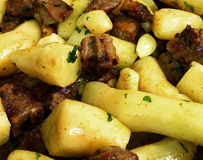 תבשיל קוביות בשר וארטישוק ירושלמי