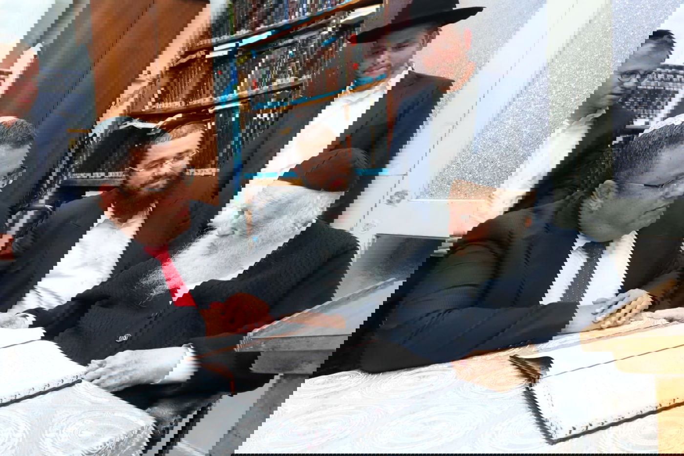 לאחר שנה, באותה השעה; משה ליאון הגיע להודות להגר"ח