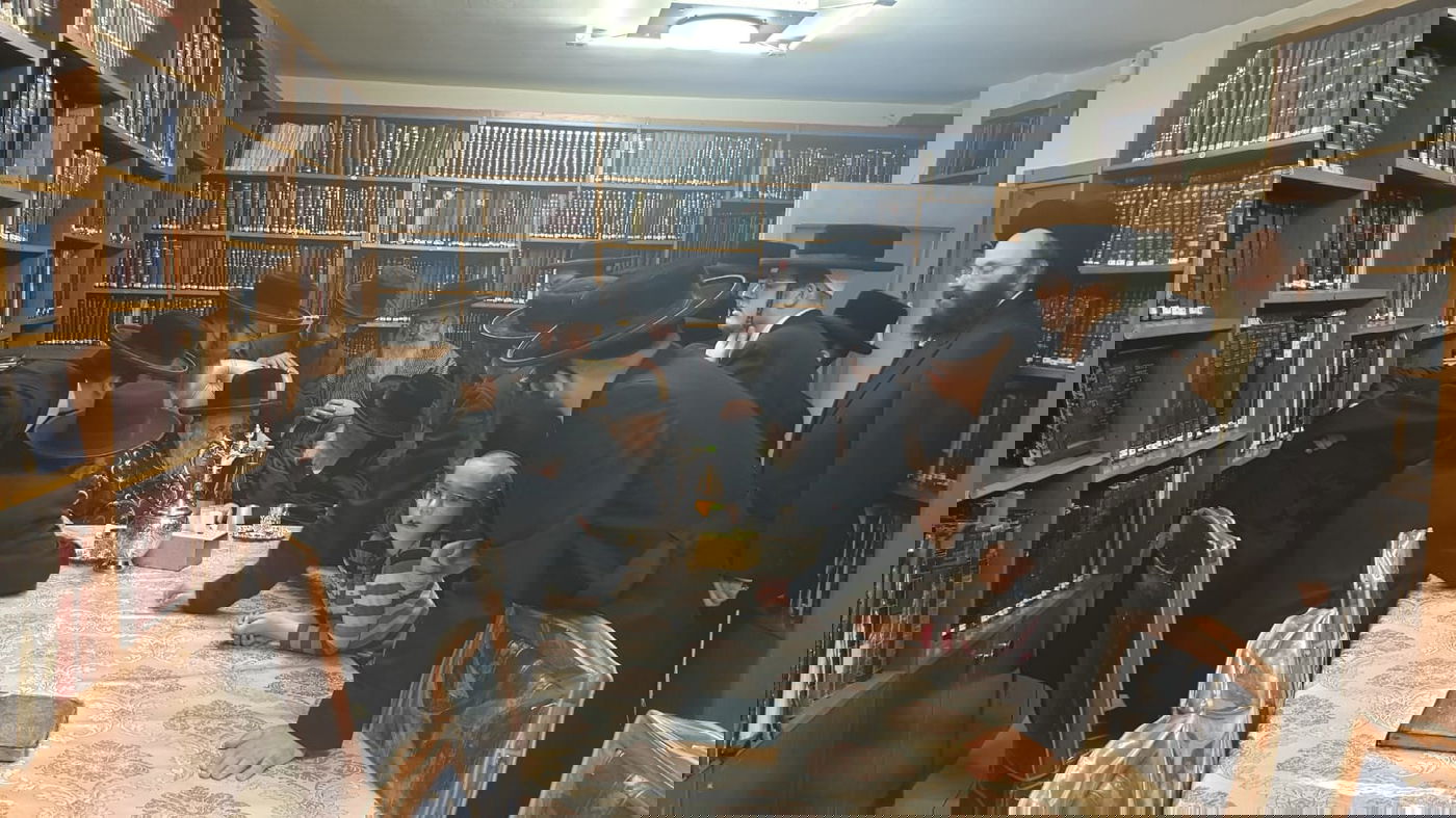 האדמו"ר מתוא"י בביקור אצל גאב"ד העדה