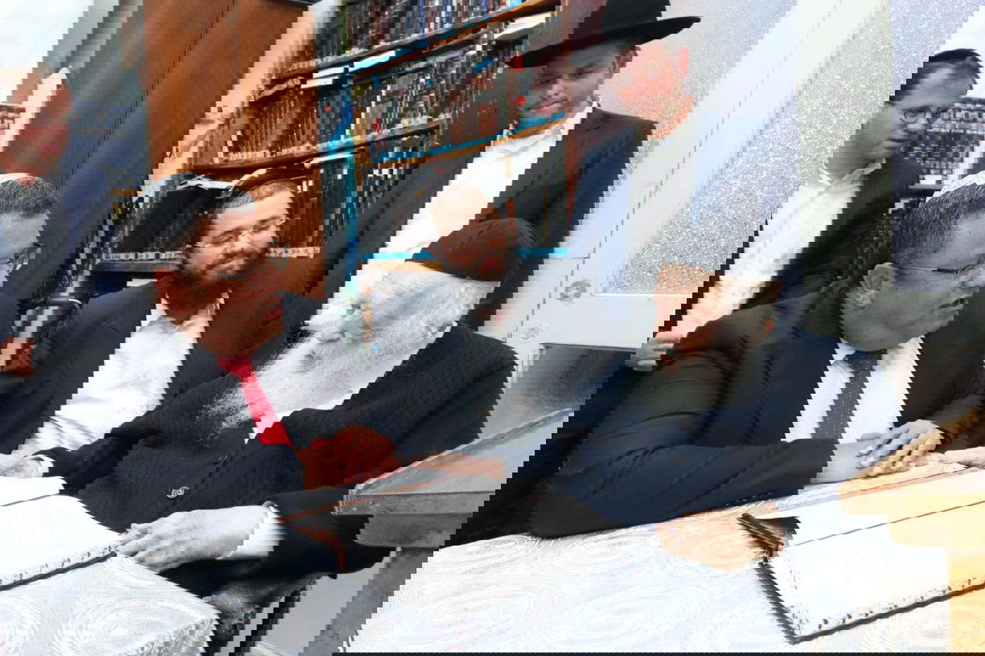 לאחר שנה, באותה השעה; משה ליאון הגיע להודות להגר"ח