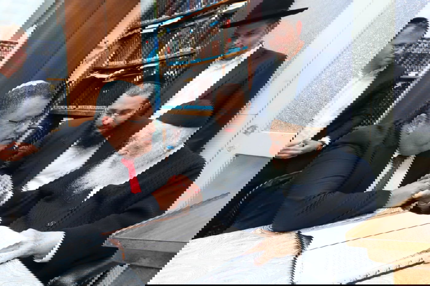 לאחר שנה, באותה השעה; משה ליאון הגיע להודות להגר"ח