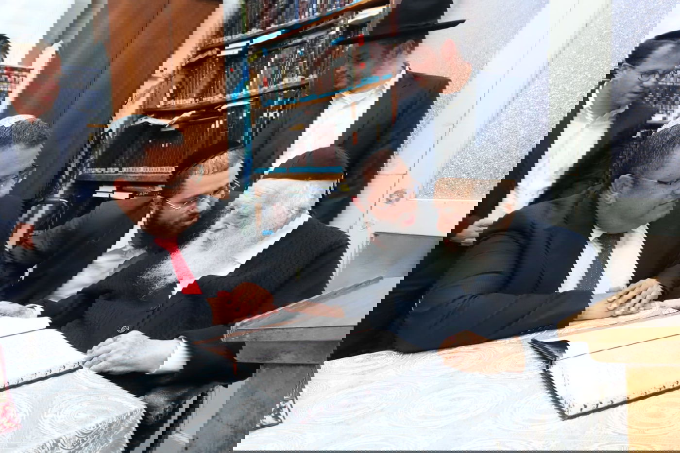 לאחר שנה, באותה השעה; משה ליאון הגיע להודות להגר"ח