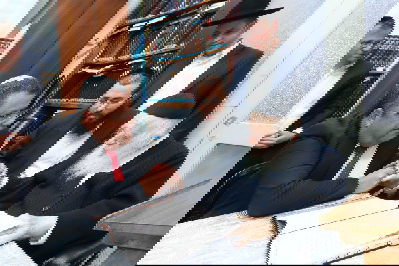 לאחר שנה, באותה השעה; משה ליאון הגיע להודות להגר"ח