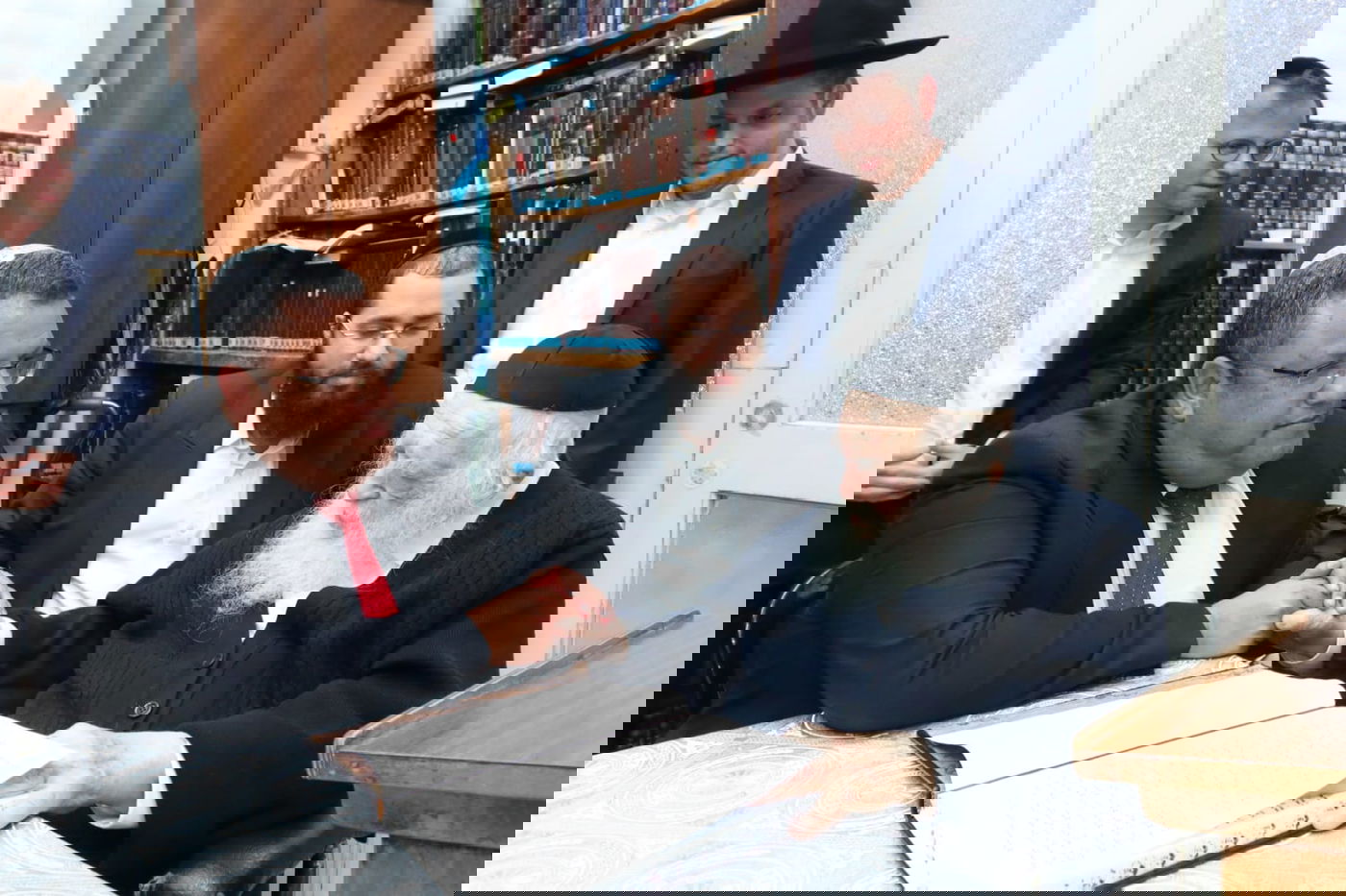 לאחר שנה, באותה השעה; משה ליאון הגיע להודות להגר"ח