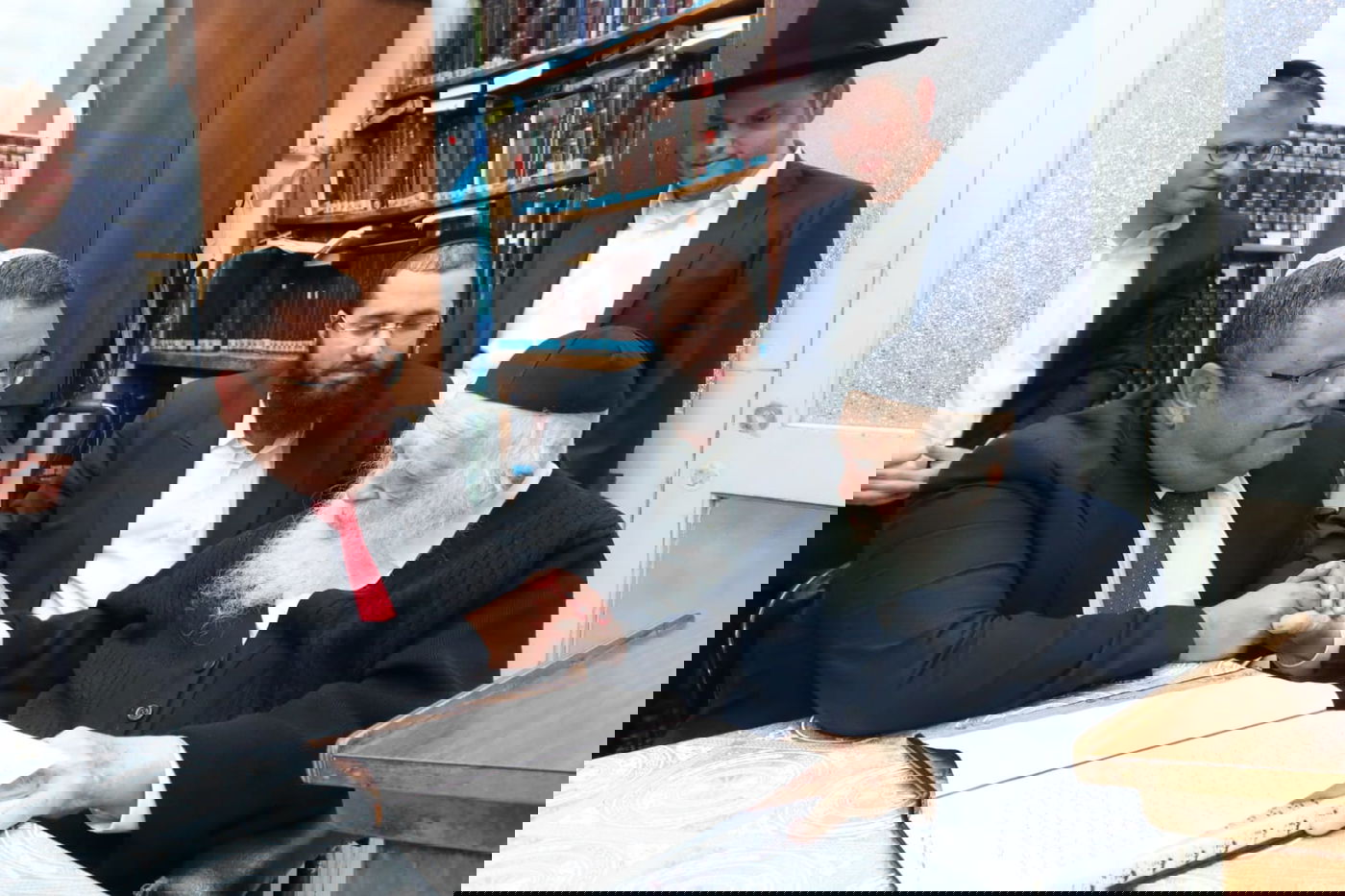 לאחר שנה, באותה השעה; משה ליאון הגיע להודות להגר"ח