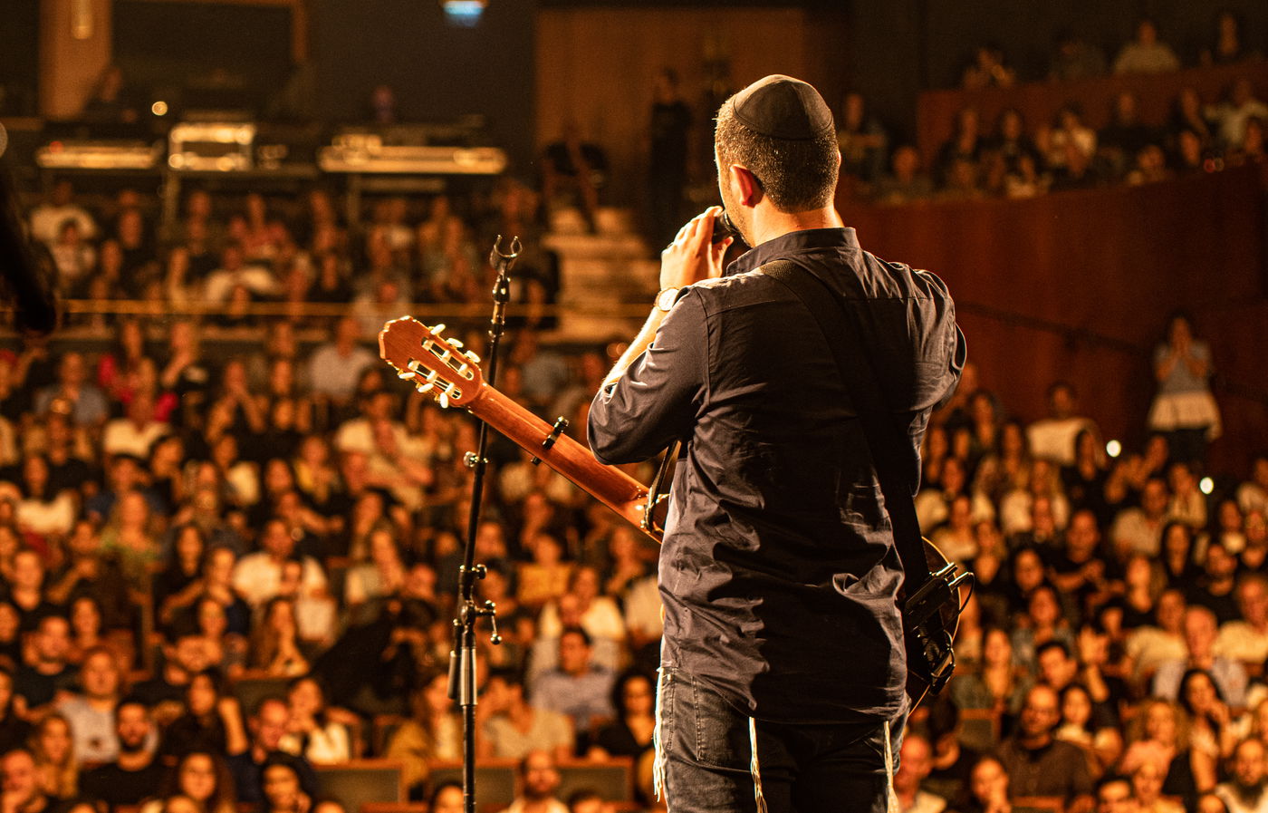 'זמר השנה' השיק את אלבומו החדש במופע