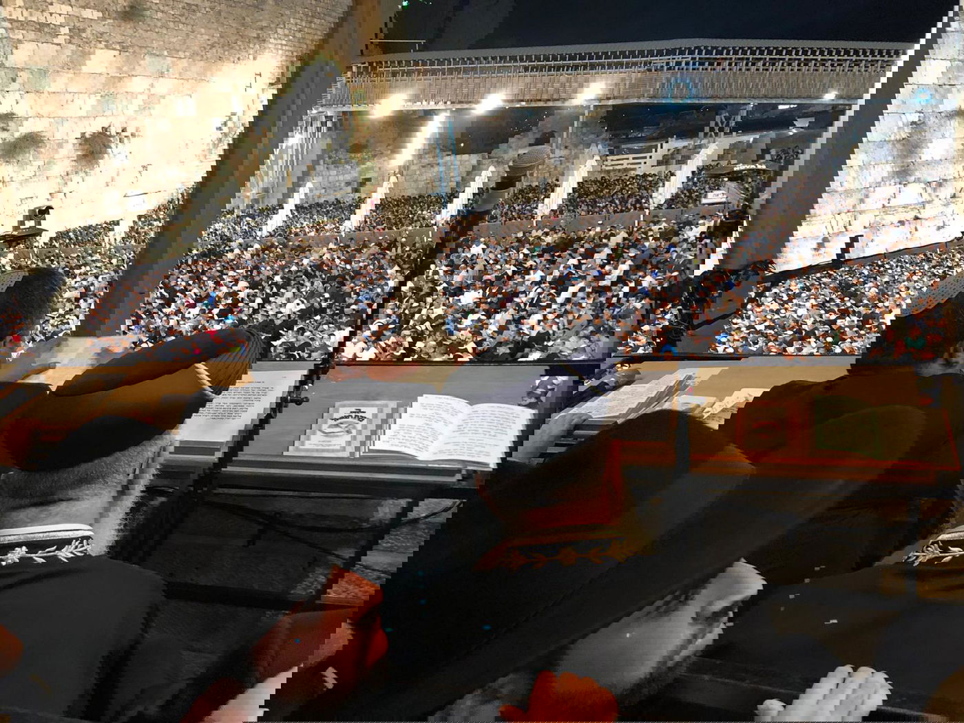 בגלימת אביו: הראשון לציון במעמד הסליחות בכותל