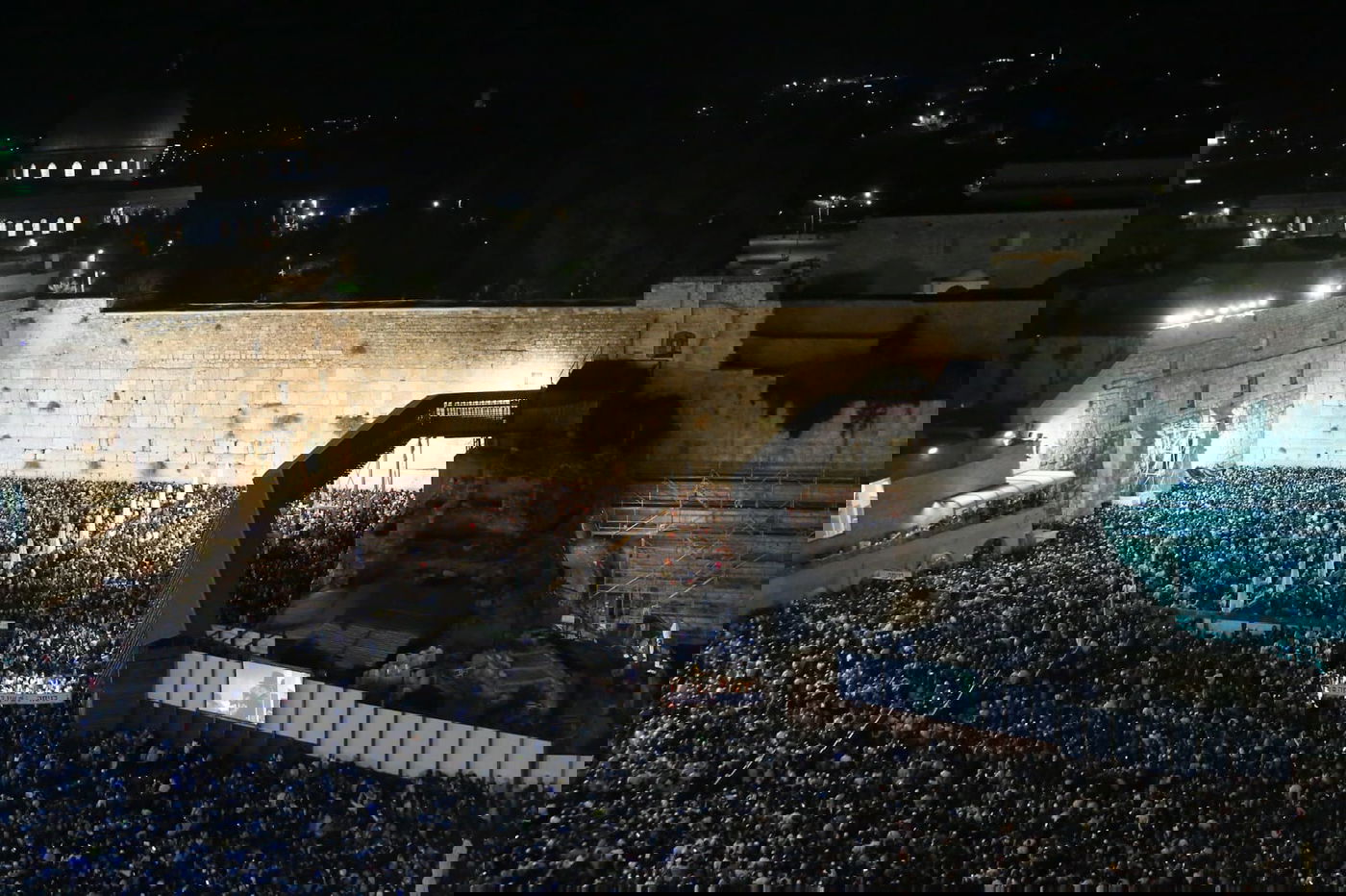 רבבות זעקו יחד את פיוטי הסליחות ברחבת הכותל המערבי