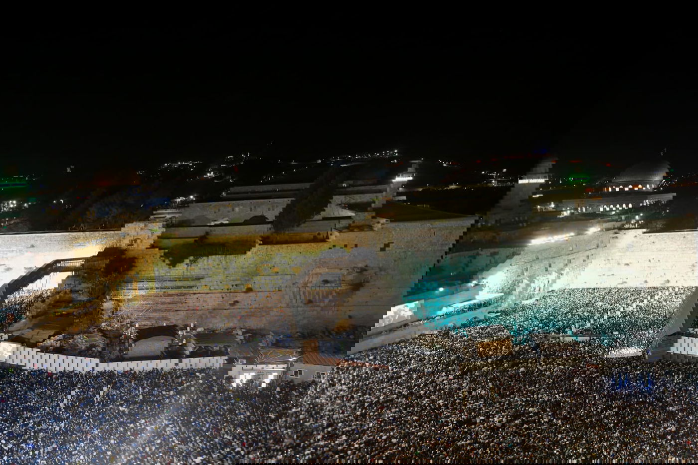 רבבות זעקו יחד את פיוטי הסליחות ברחבת הכותל המערבי