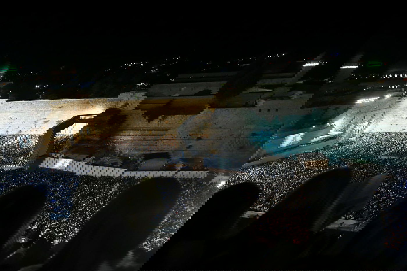 רבבות זעקו יחד את פיוטי הסליחות ברחבת הכותל המערבי