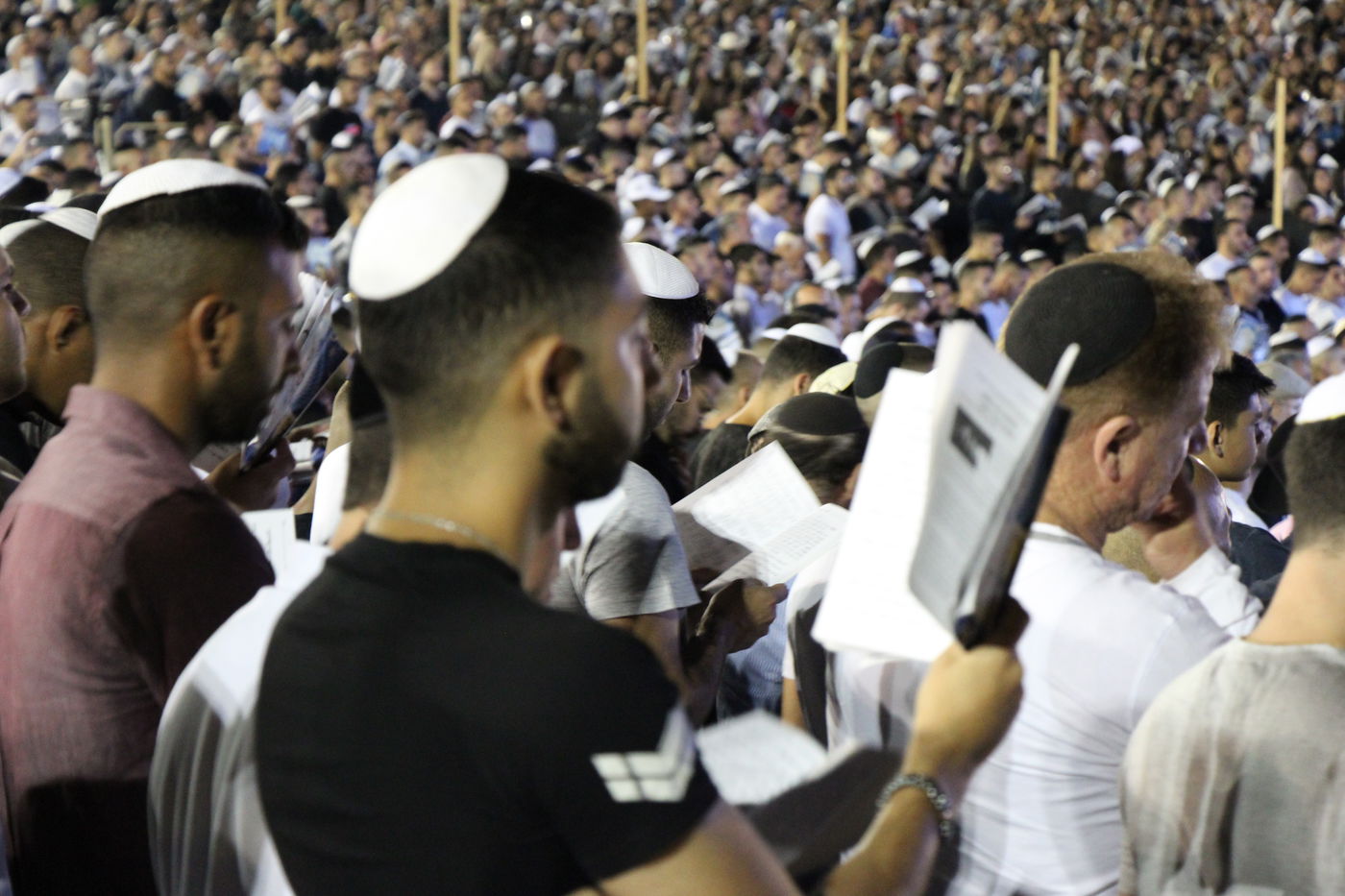 צפו: המונים בעצרת הסליחות באמפי אשדוד