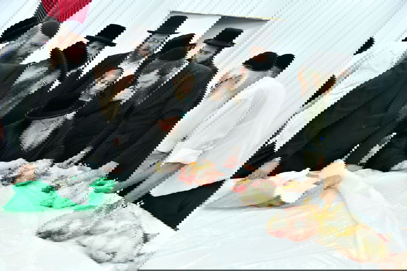 האדמו"ר מסאסוב במעמד 'כפרות' ושחיטה