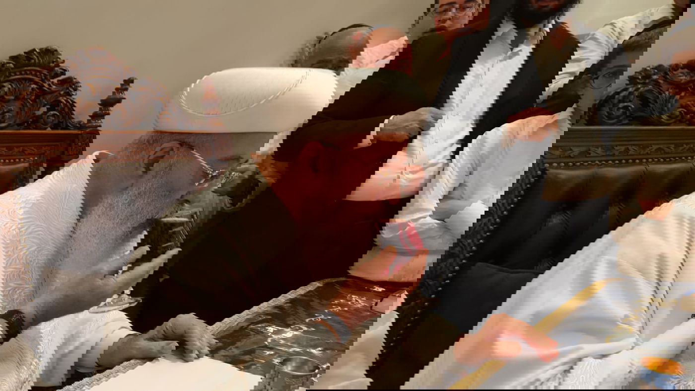 בגלימה לבנה: הראשון לציון הגר"ש עמאר מבדיל על הכוס