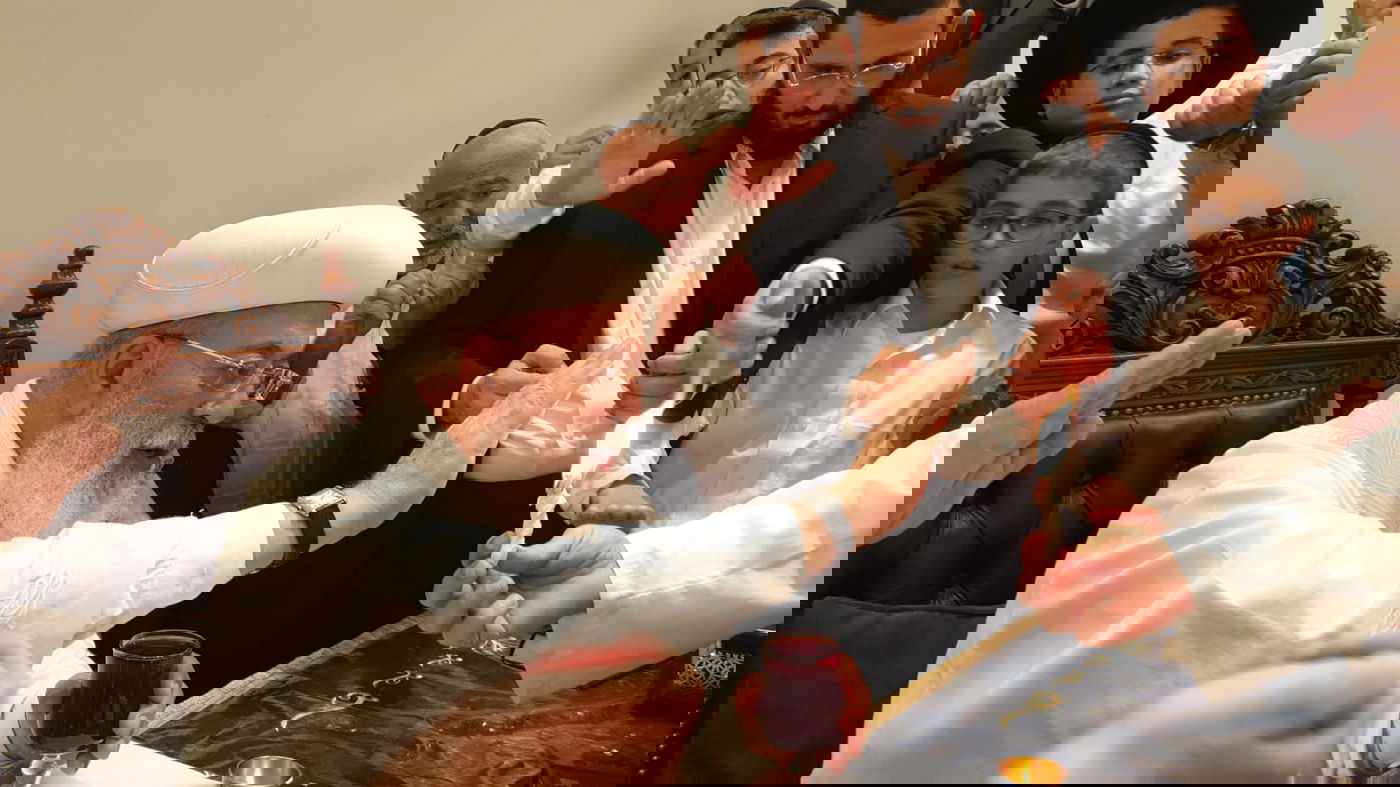 בגלימה לבנה: הראשון לציון הגר"ש עמאר מבדיל על הכוס