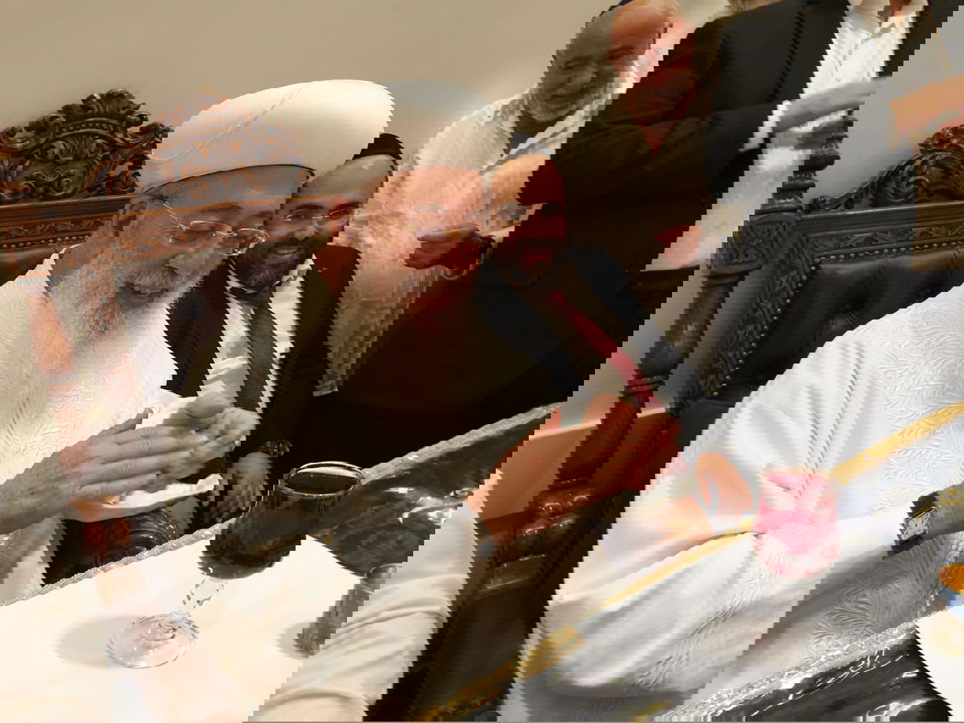 בגלימה לבנה: הראשון לציון הגר"ש עמאר מבדיל על הכוס