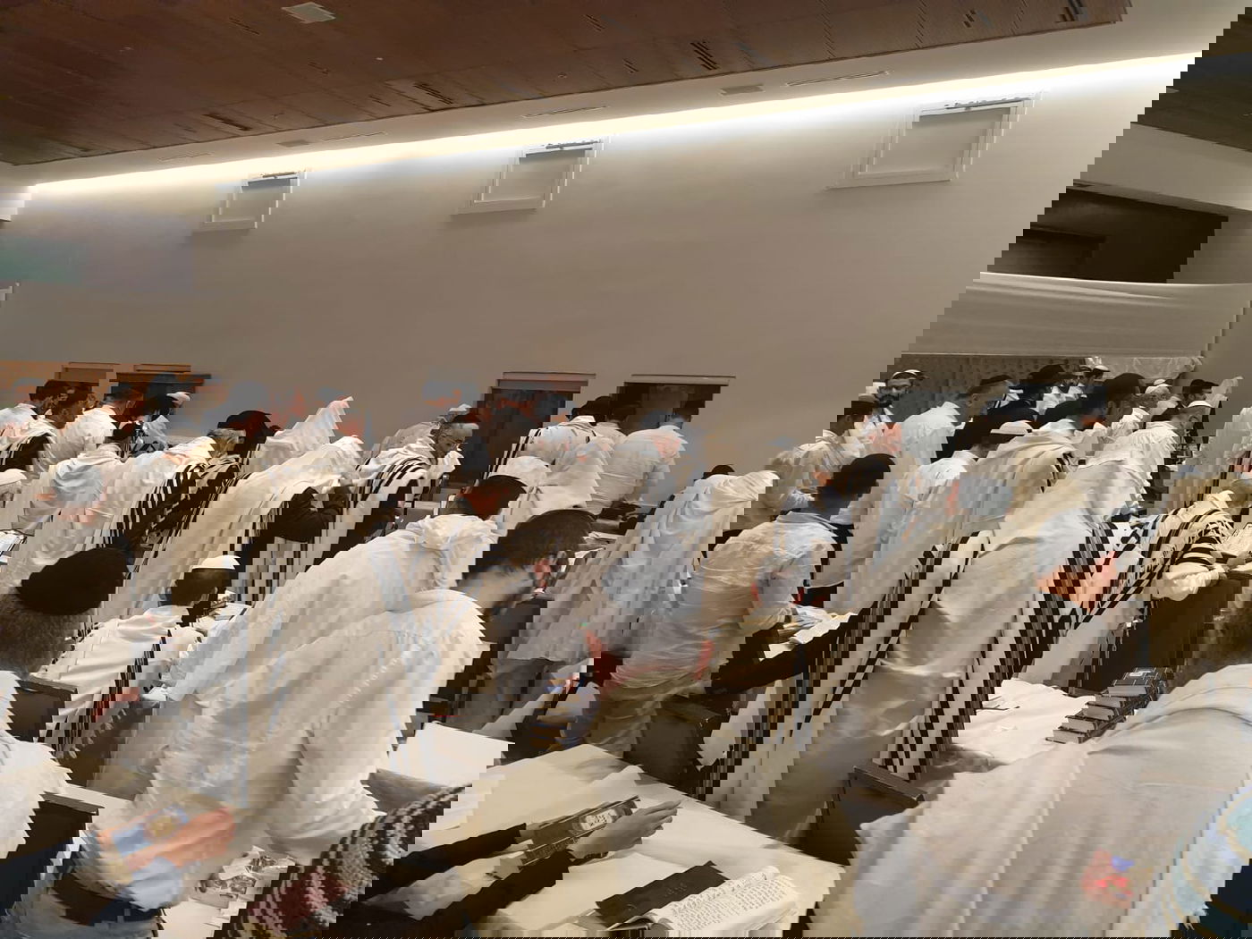 בגלימה לבנה: הראשון לציון הגר"ש עמאר מבדיל על הכוס