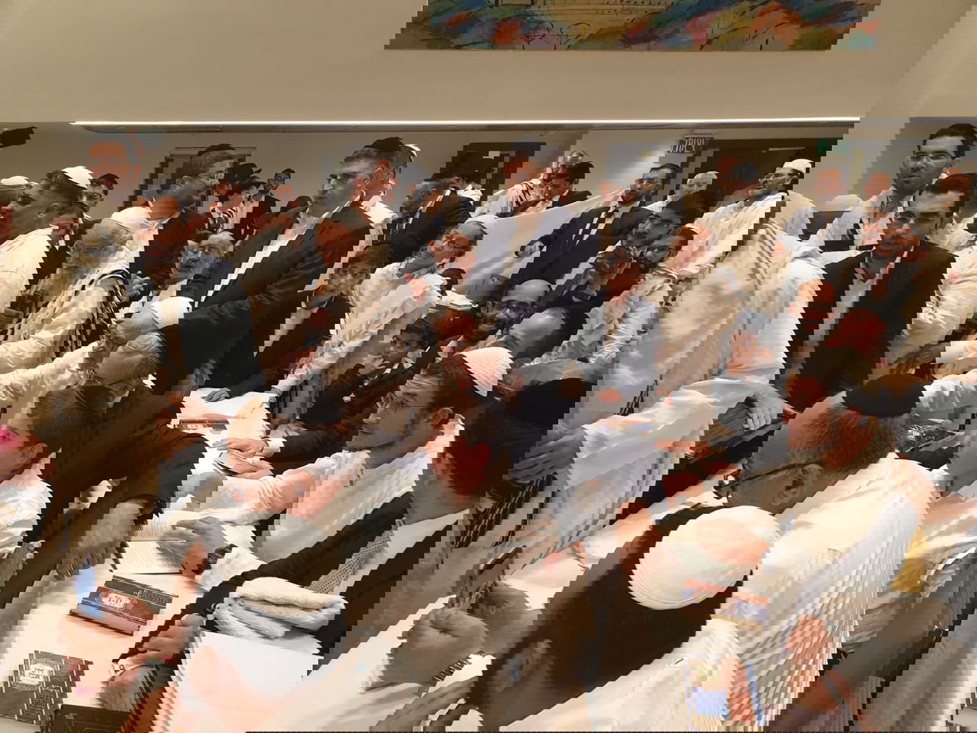 בגלימה לבנה: הראשון לציון הגר"ש עמאר מבדיל על הכוס