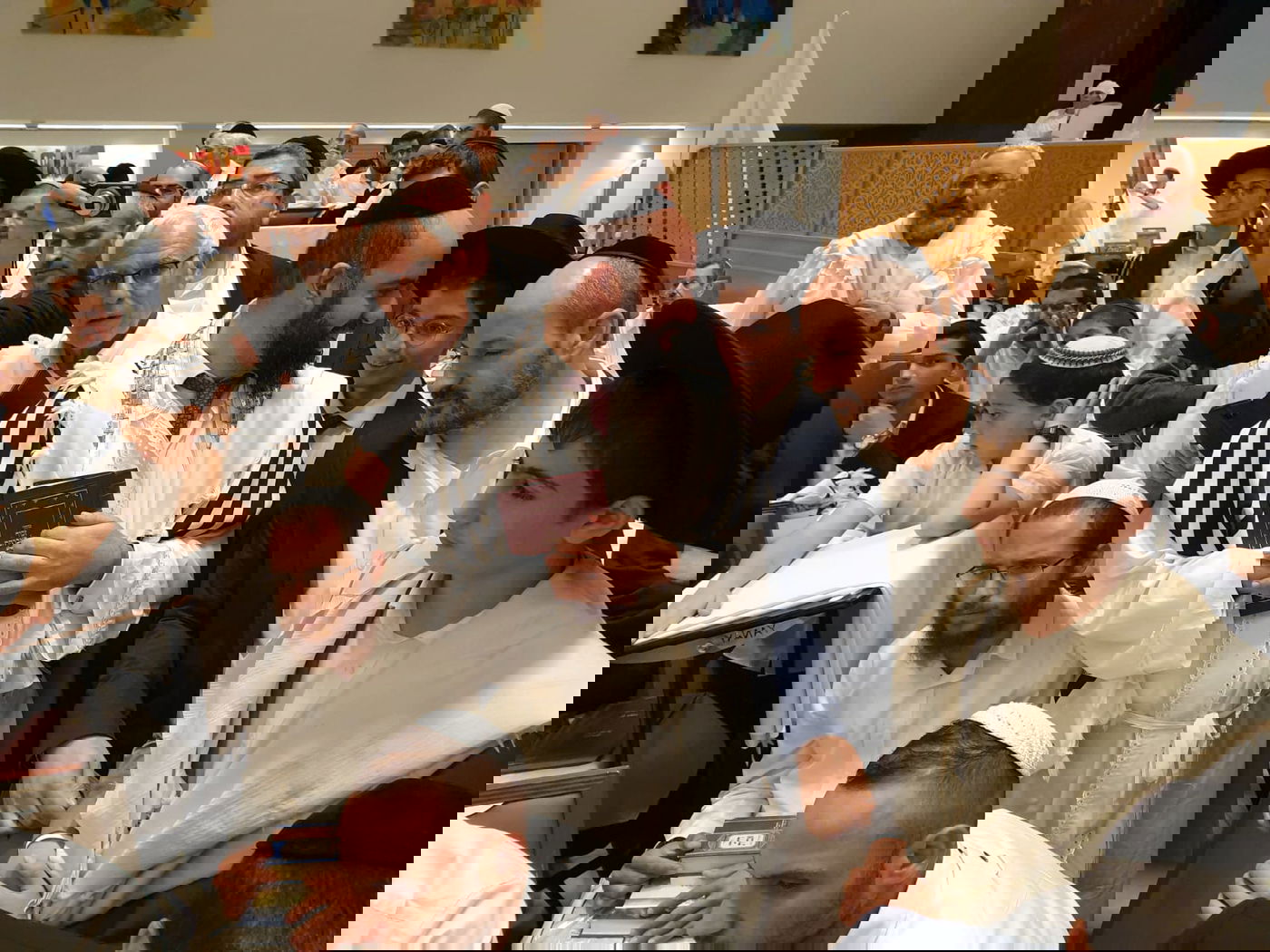 בגלימה לבנה: הראשון לציון הגר"ש עמאר מבדיל על הכוס