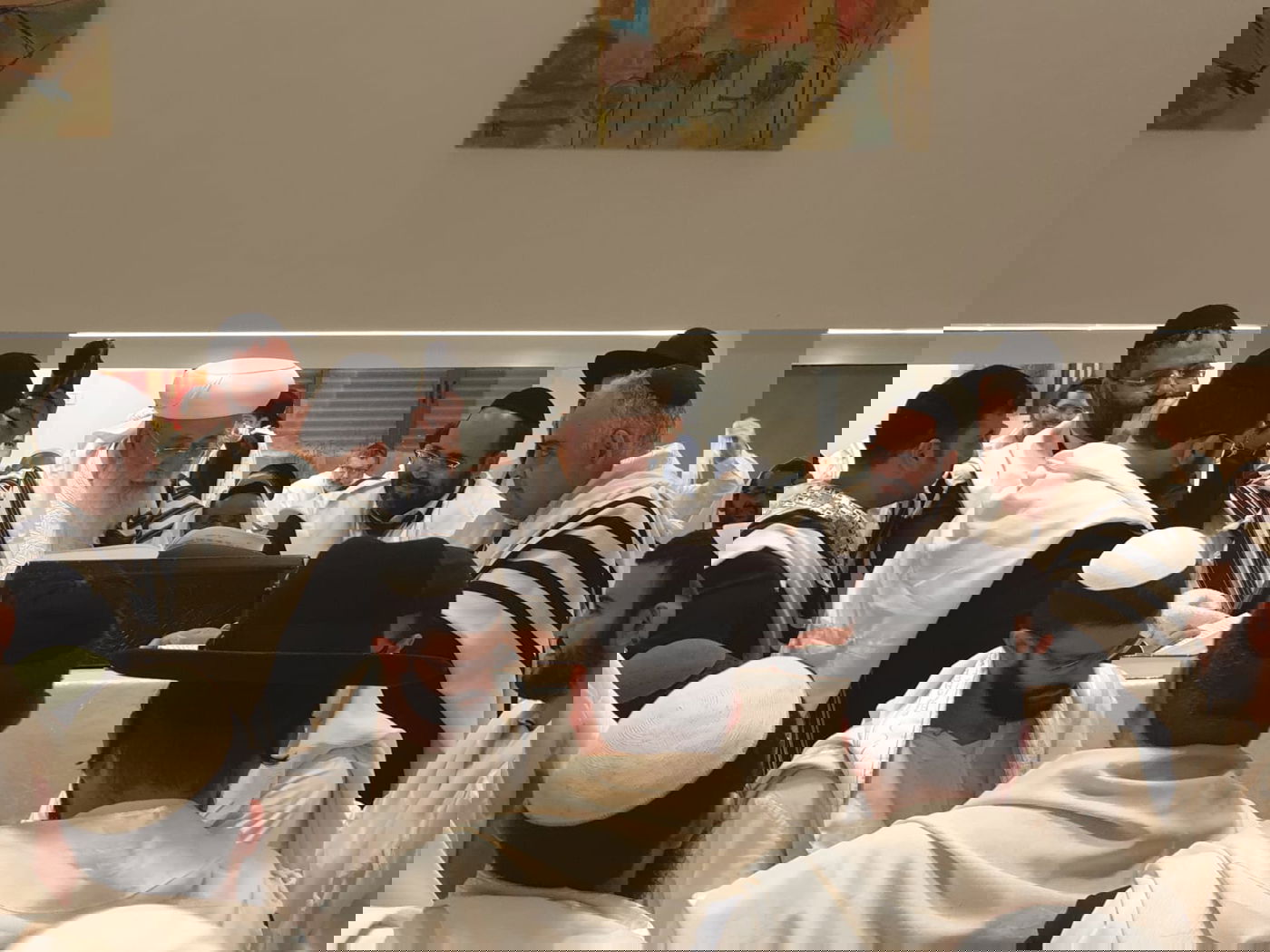 בגלימה לבנה: הראשון לציון הגר"ש עמאר מבדיל על הכוס