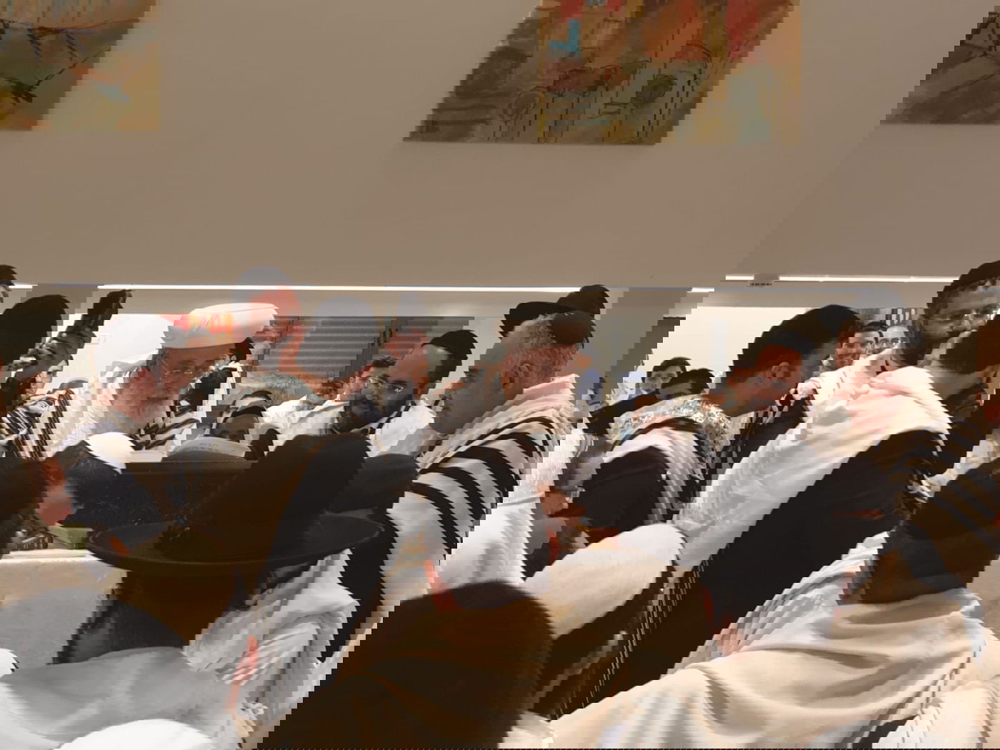 בגלימה לבנה: הראשון לציון הגר"ש עמאר מבדיל על הכוס