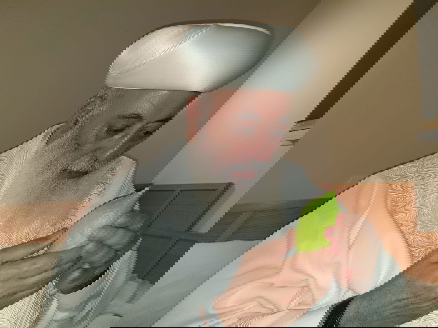 בגלימה לבנה: הראשון לציון הגר"ש עמאר מבדיל על הכוס