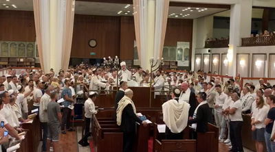 מוצאי הצום בבית הכנסת הגדול בתל אביב • צפו