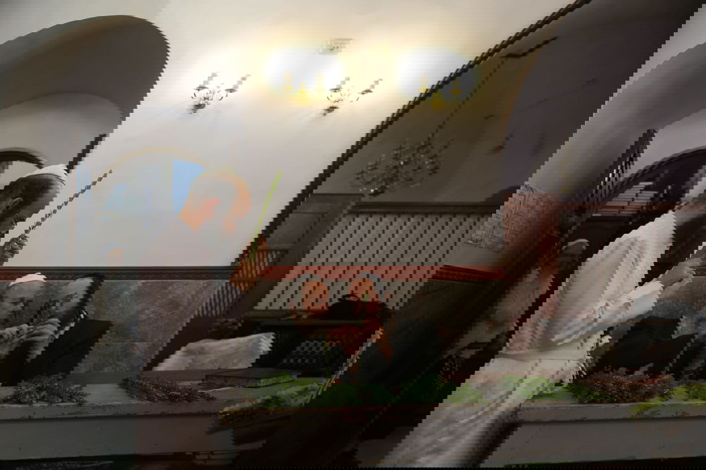 ד' מינים וסוכות: מוצאי כיפור - במאה שערים