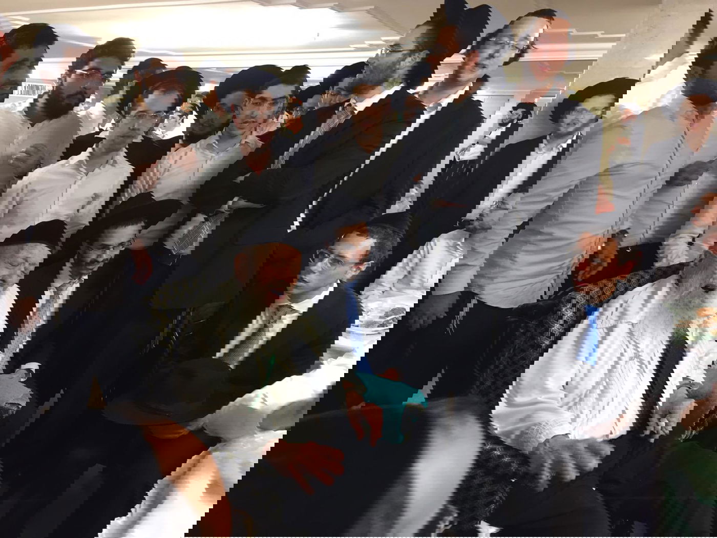 מוצאי כיפור: זקן המשגיחים זימר עם תלמידי 'מיר' • גלריה