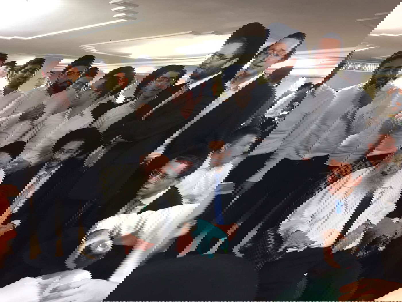 מוצאי כיפור: זקן המשגיחים זימר עם תלמידי 'מיר' • גלריה