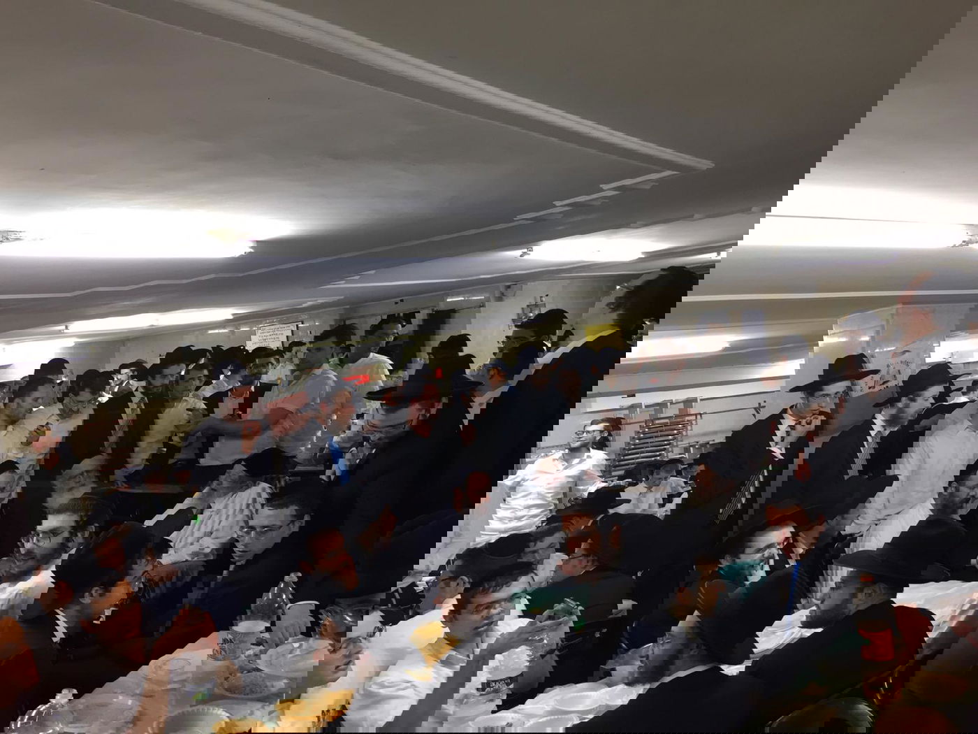 מוצאי כיפור: זקן המשגיחים זימר עם תלמידי 'מיר' • גלריה