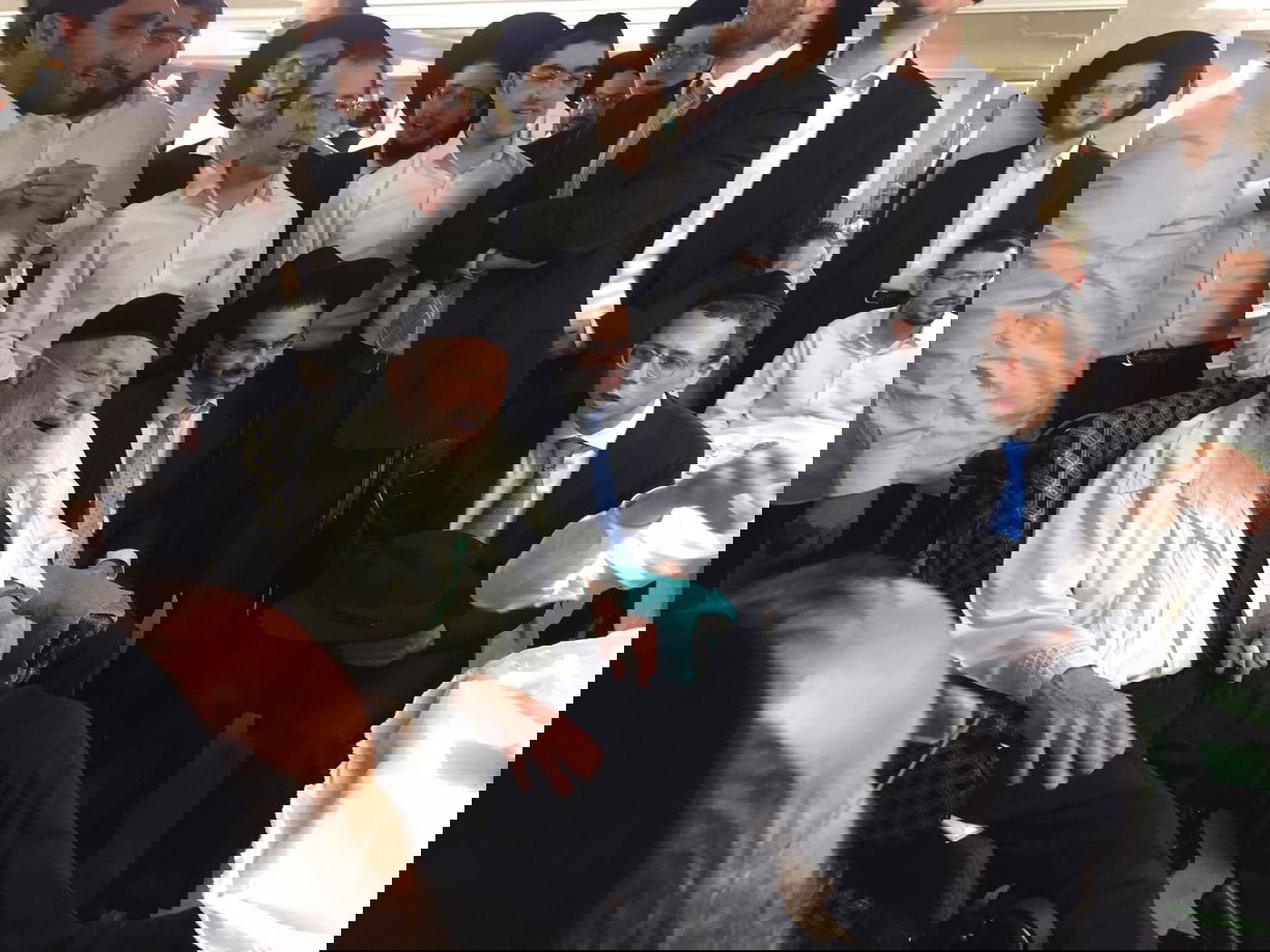 מוצאי כיפור: זקן המשגיחים זימר עם תלמידי 'מיר' • גלריה