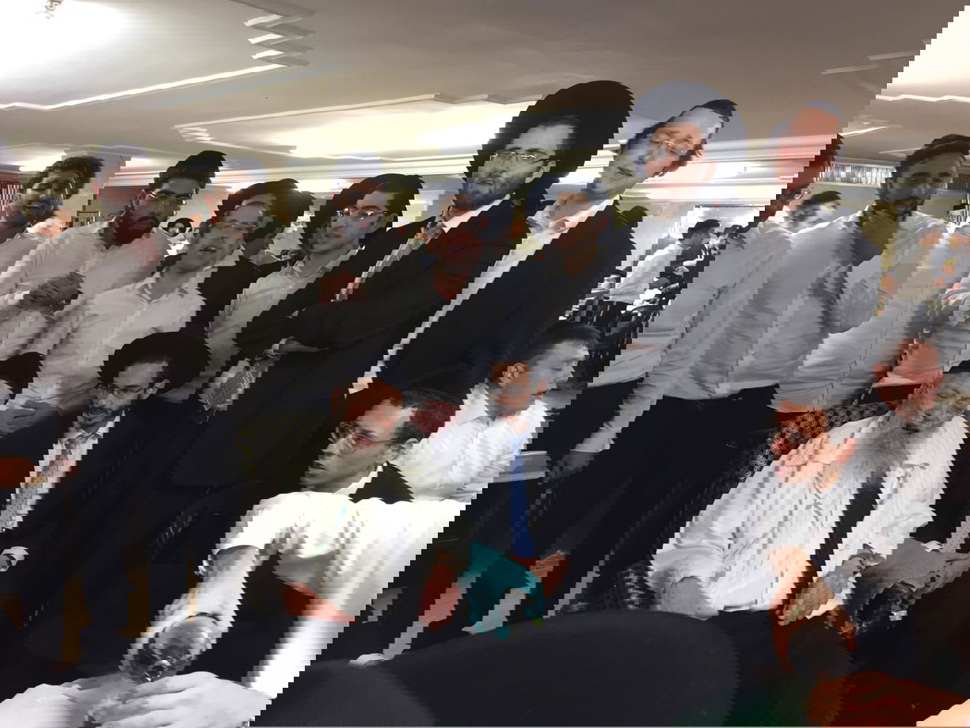 מוצאי כיפור: זקן המשגיחים זימר עם תלמידי 'מיר' • גלריה