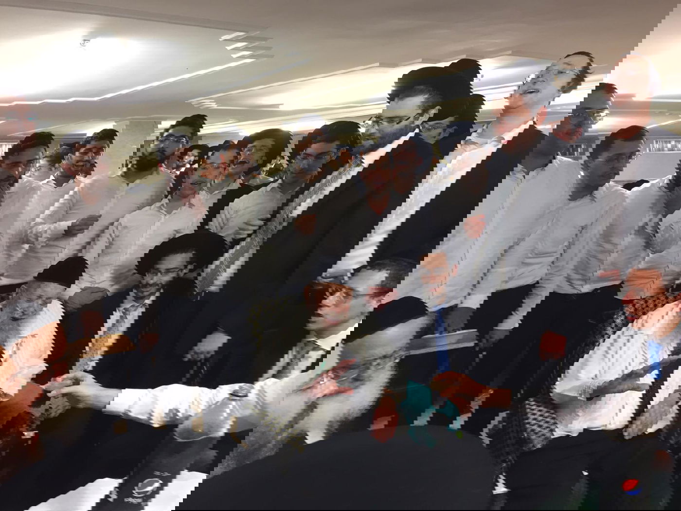 מוצאי כיפור: זקן המשגיחים זימר עם תלמידי 'מיר' • גלריה