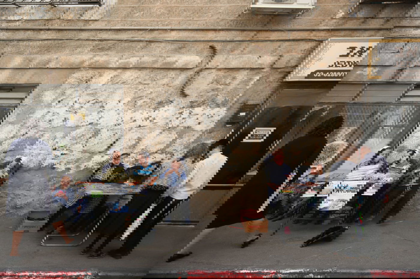 ערב חג: הגברים ב'מינים', הילדים בקוישיקלך והנשים בקניות