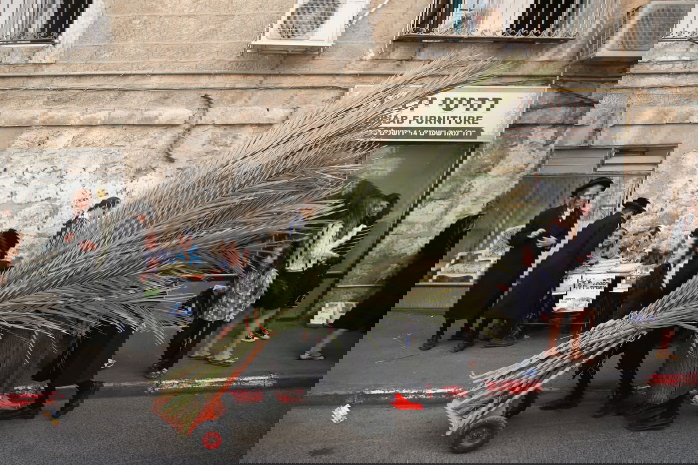 ערב חג: הגברים ב'מינים', הילדים בקוישיקלך והנשים בקניות