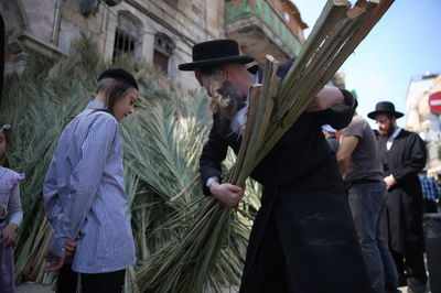 העבודה של המחמירים: סוחבים סכך • תיעוד