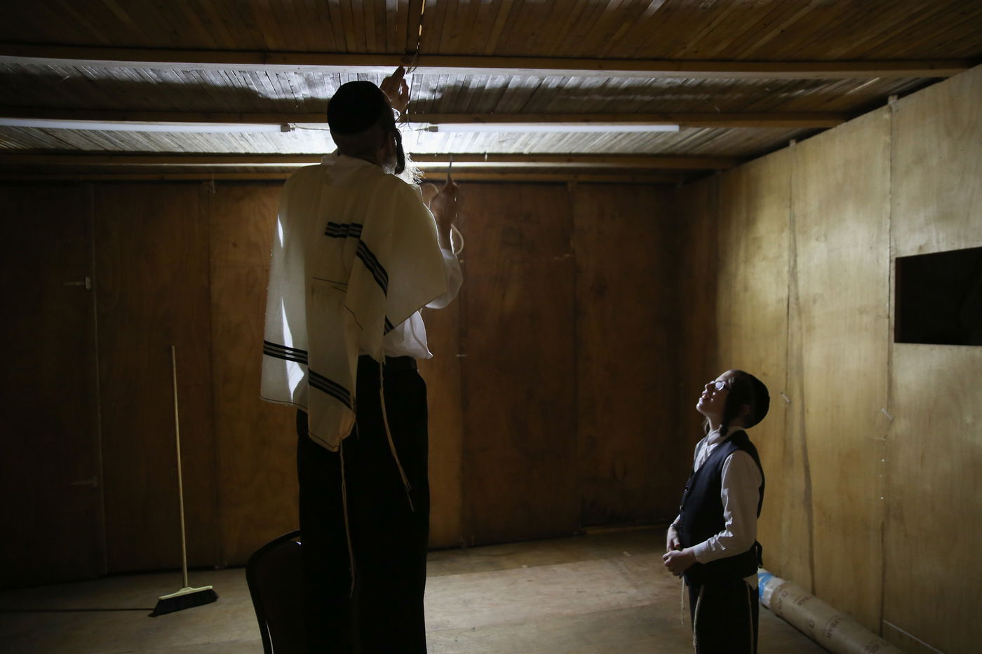 העבודה של המחמירים: סוחבים סכך • תיעוד