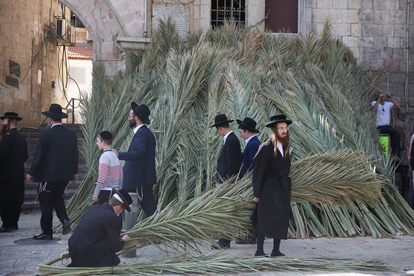 העבודה של המחמירים: סוחבים סכך • תיעוד