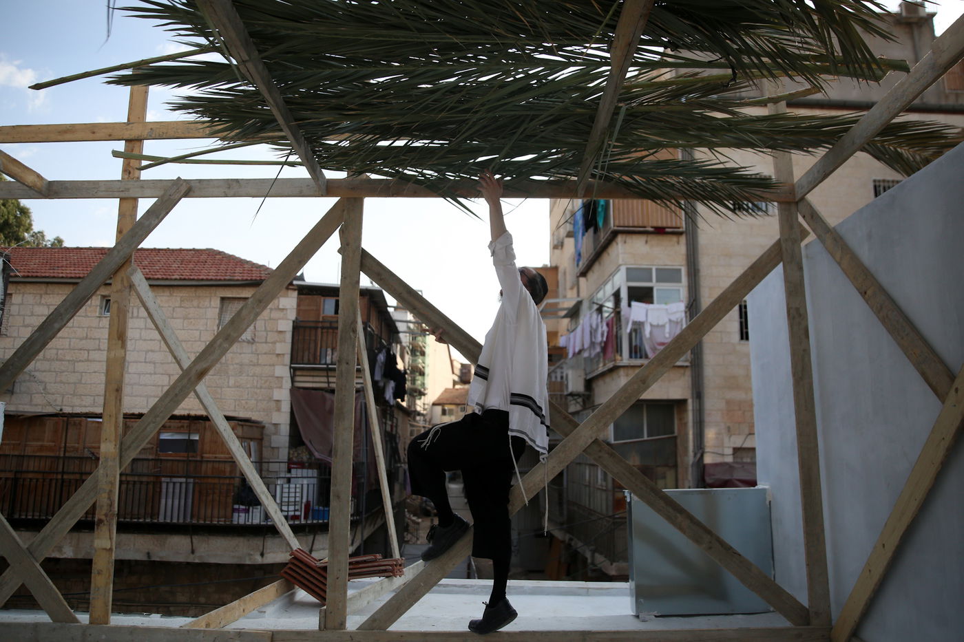 העבודה של המחמירים: סוחבים סכך • תיעוד